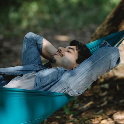 homme-sieste-relax-nature