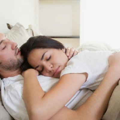 Dormir avec votre partenaire améliore le sommeil et la mémoire